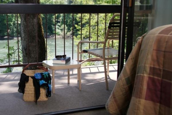 THE RIVERSIDE INN (Grants Pass)